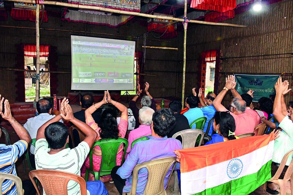 744213-big-screen-cricket-at-golf-green15